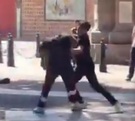 Estudiantes peleando en una plaza pública.