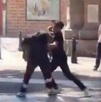 Estudiantes peleando en una plaza pública.