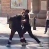 Estudiantes peleando en una plaza pública.