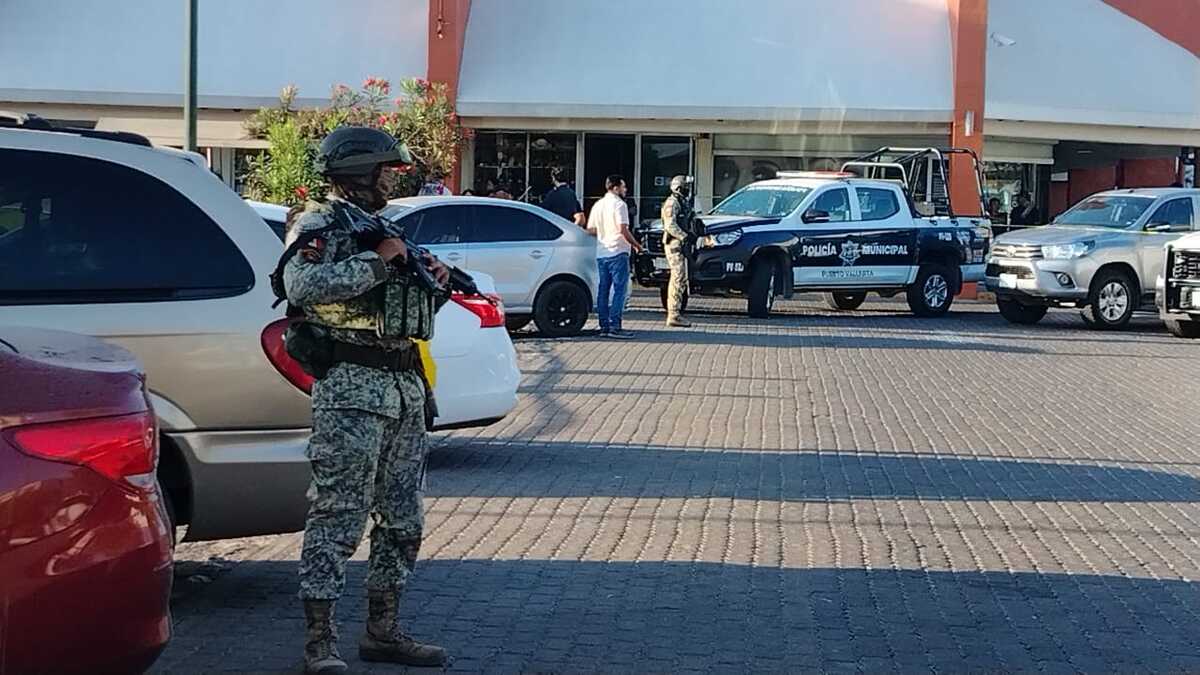 Localizan dos cuerpos en descomposición dentro de un auto en Plaza Caracol, Puerto Vallarta. El vehículo pertenece a dos repartidores reportados desaparecidos.