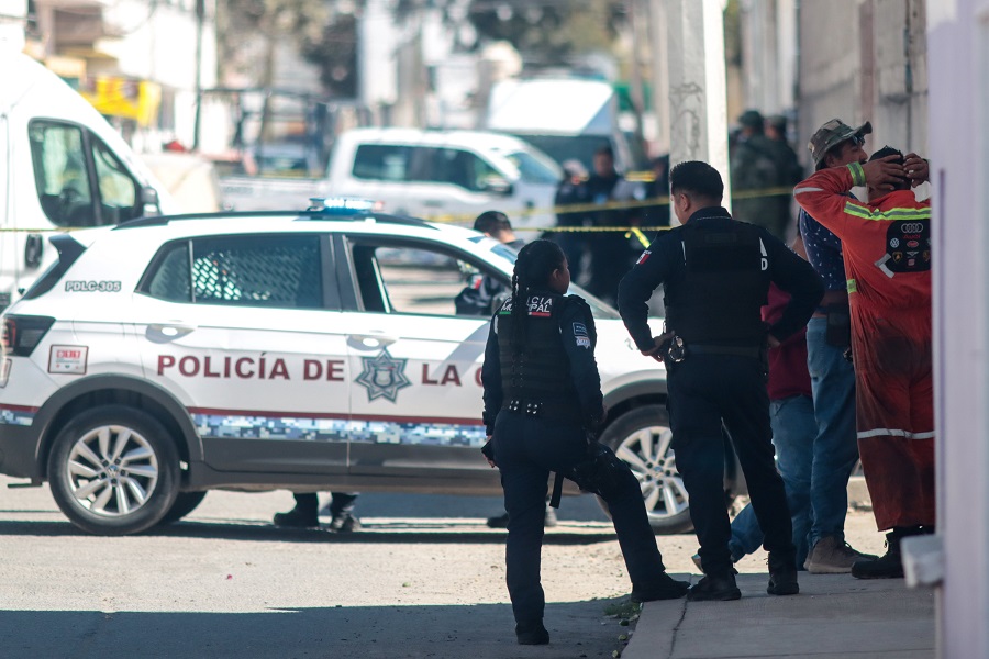 Policía de la ciudad de Puebla resguarda una escena del crimen.