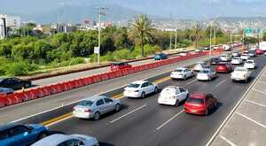El cierre de la incorporación de los carriles ordinarios a los exprés en la avenida Constitución han complicado la circulación.