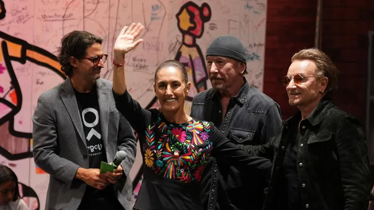 La presidenta Claudia Sheinbaum asistió junto a Bono y The Edge, de U2, a la Asamblea General de la Copa Mundial de Niños de la Calle en CdMx.