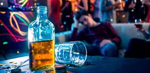 Imagen de una fiesta de adolescentes donde hay alcohol.