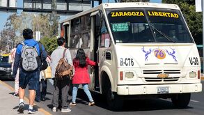 Personas subiendo al transporte público en Puebla.
