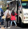 Personas subiendo al transporte público en Puebla.