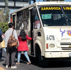 Personas subiendo al transporte público en Puebla.