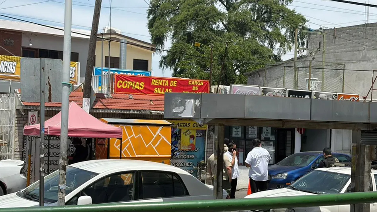 La Fiscalía de Nuevo León realizó un cateo en un negocio frente a la Clínica 4 del IMSS en Guadalupe.