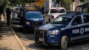 Patrullas de policía estacionadas afuera de una casa de seguridad en Veracruz.
