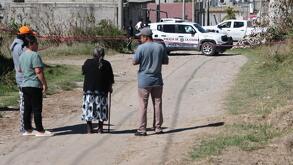 Autoridades acordonan el área donde se encuentra el cuerpo tapado con una manta azul