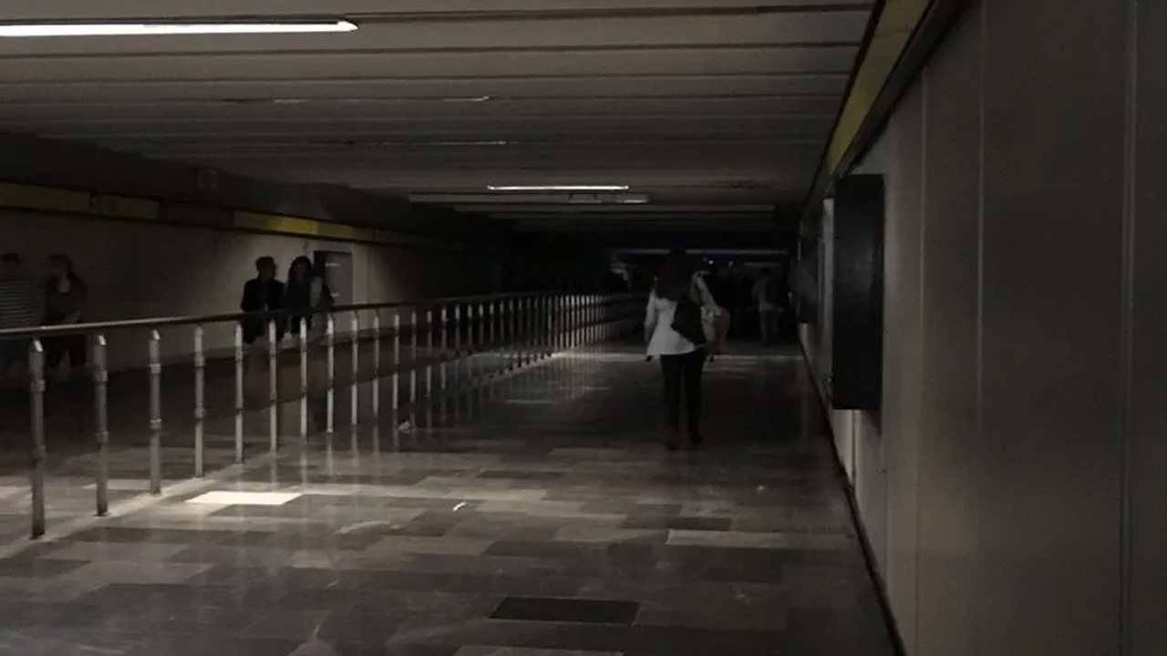 Una riña entre presuntos grupos porriles del CCH Vallejo provocó momentos de tensión en el Metro La Raza, donde además lanzaron petardos.