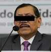 Foto de Gerardo Mérida Sánchez en una encuentro con los medios. La foto tiene una edición para taparle los ojos con una cinta negra.