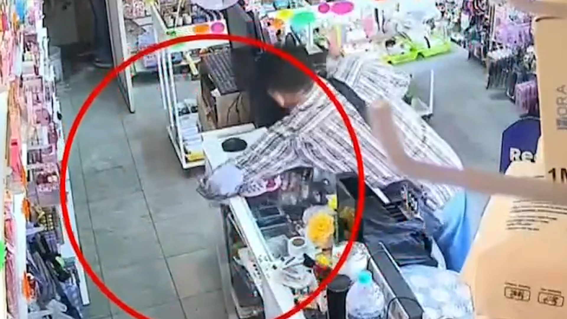 Un hombre fingió ser cliente para robar el celular de una empleada en Tultitlán. El video captó su rostro tras distraerla con una bolsa de regalo.