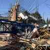 Una grúa cayó en medio de una construcción en la colonia Roma, elementos de emergencia acudieron al lugar.