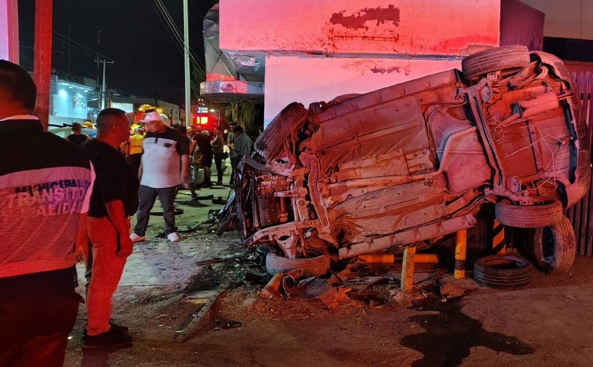 Carro volcado tras trágico accidente automovilístico.