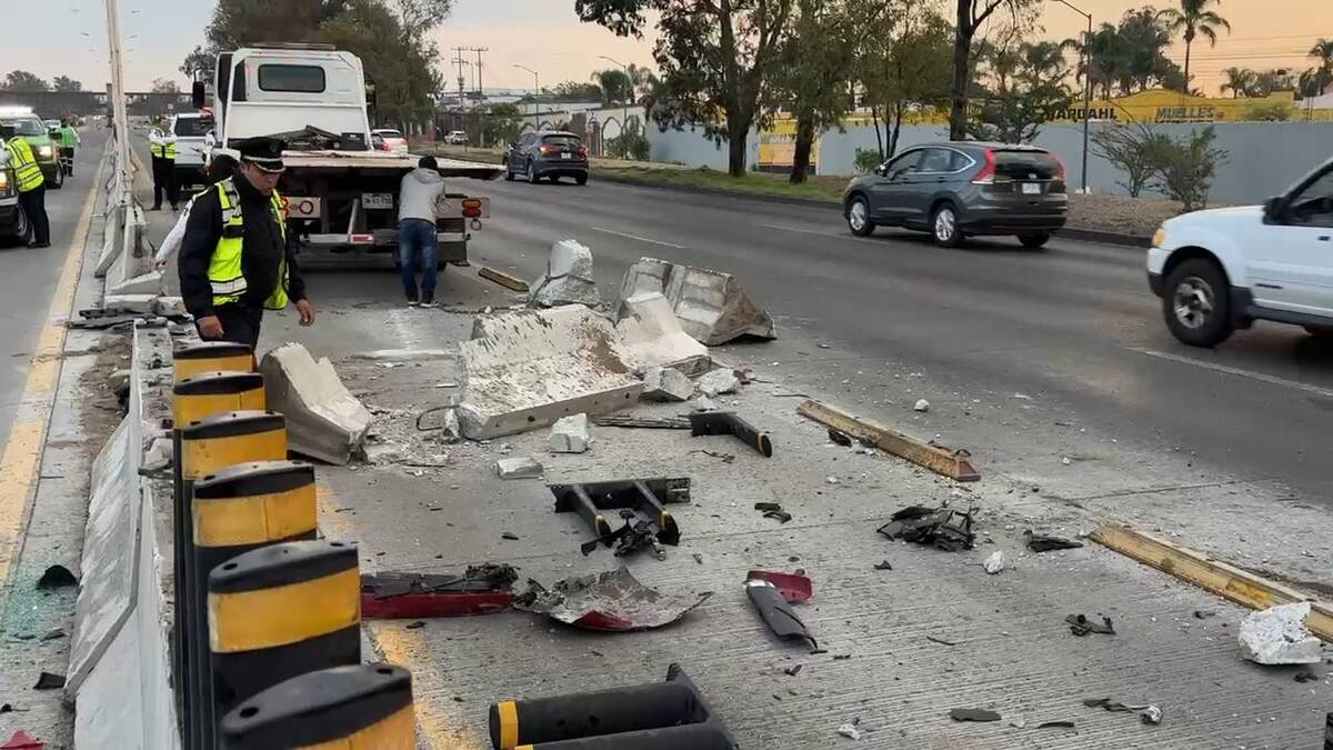 Pedazos de concreto sobre Periférico Poniente, en Zapopan, luego de que un auto se impactara de lleno