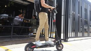 León trabajará en regular scooters eléctricos y discutir el uso obligatorio de casco, multas y espacios de circulación par vehículos de movilidad personal.