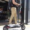 León trabajará en regular scooters eléctricos y discutir el uso obligatorio de casco, multas y espacios de circulación par vehículos de movilidad personal.