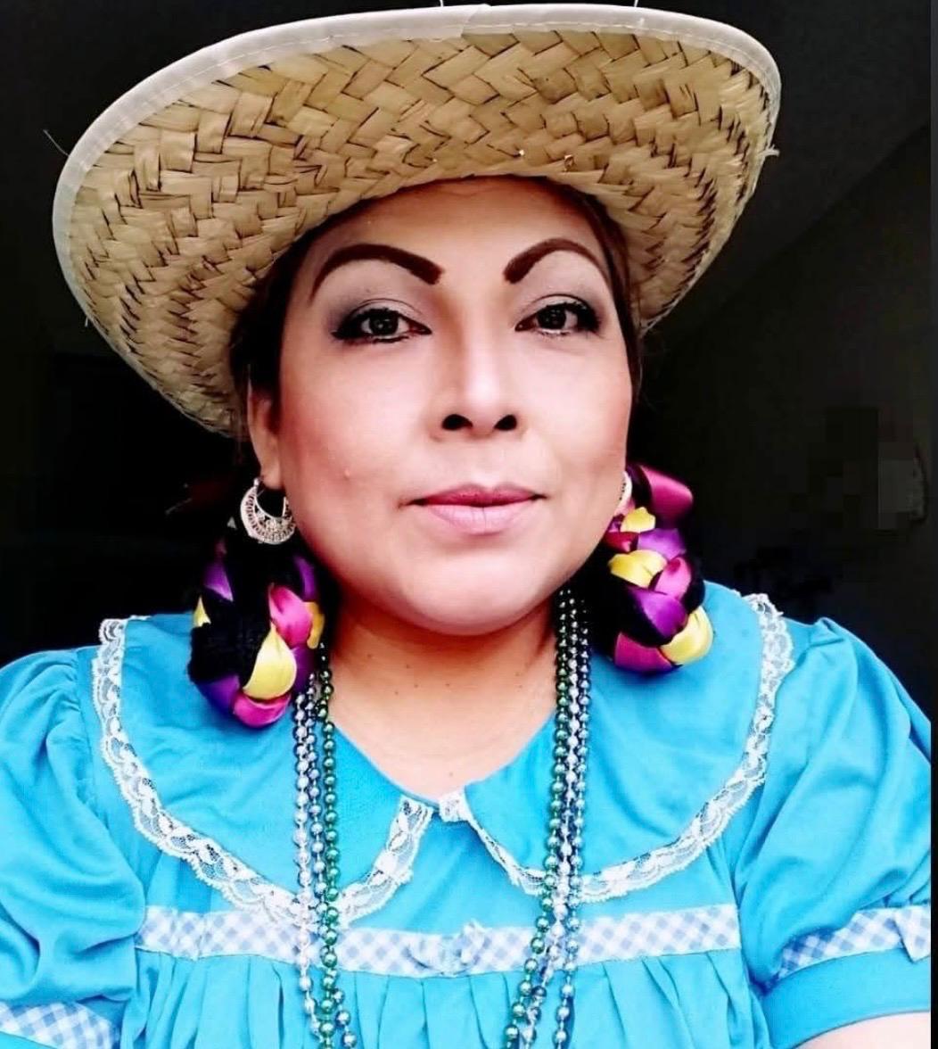 Maestra Luz Cuervo disfrazada