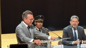 Pablo Lemus dando un discurso para el evento que se organizó con el motivo de reconocer a los maestros de Jalisco