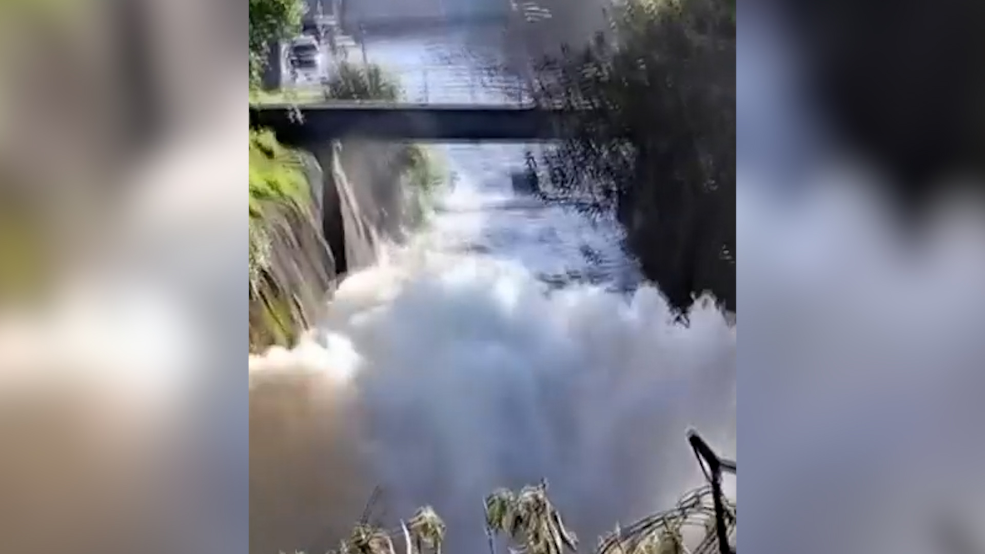 Reportan mega fuga de agua potable en Xochimilco por rotura del acueducto San Francisco Tlalnepantla. Hay casas inundadas y baja presión.