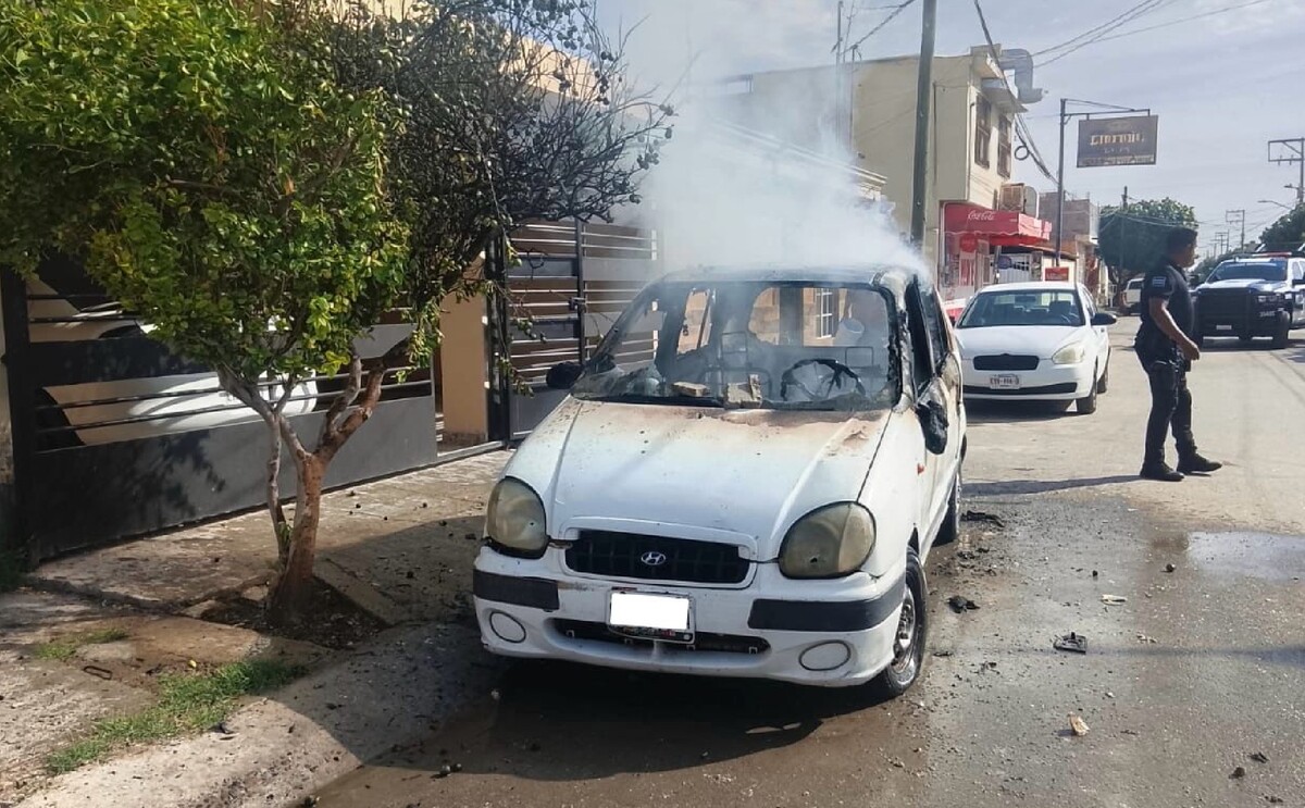 Auto que fue incendiado por un hombre de Villas La Merced para lanzarse al fuego.