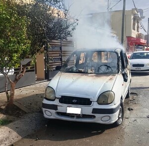 Auto que fue incendiado por un hombre de Villas La Merced para lanzarse al fuego.