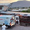 Un autobús volcó y chocó contra una vivienda en Villa Corona, Jalisco. Reportan 36 lesionados leves y 7 traslados a Cocula. Conoce los detalles del rescate.