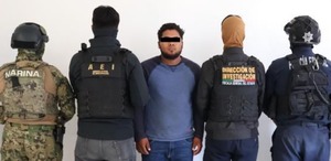 Hombre detenido por policías en Puebla.