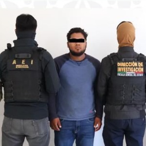 Hombre detenido por policías en Puebla.