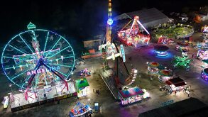 Fiestas de Mayo 2025 Puerto Vallarta por la noche en una toma aérea