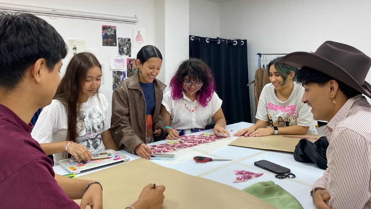 Paola Treviño comparte su pasión por la moda y la enseñanza a través de clases dinámicas y creativas en Monterrey.