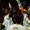 Jugadores de Pericos de Puebla festejando una victoria.