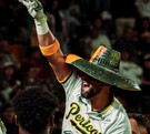 Jugadores de Pericos de Puebla festejando una victoria.