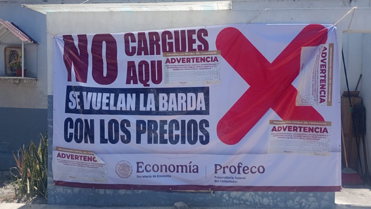 Lona con una advertencia pegada en las instalaciones de una gasolinera en Tehuacán con sellos del gobierno