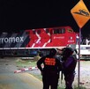 Un tráiler quedó atorado sobre las vías férreas en la comunidad de La Valla, en el municipio de San Juan del Río, y fue impactado por el tren.