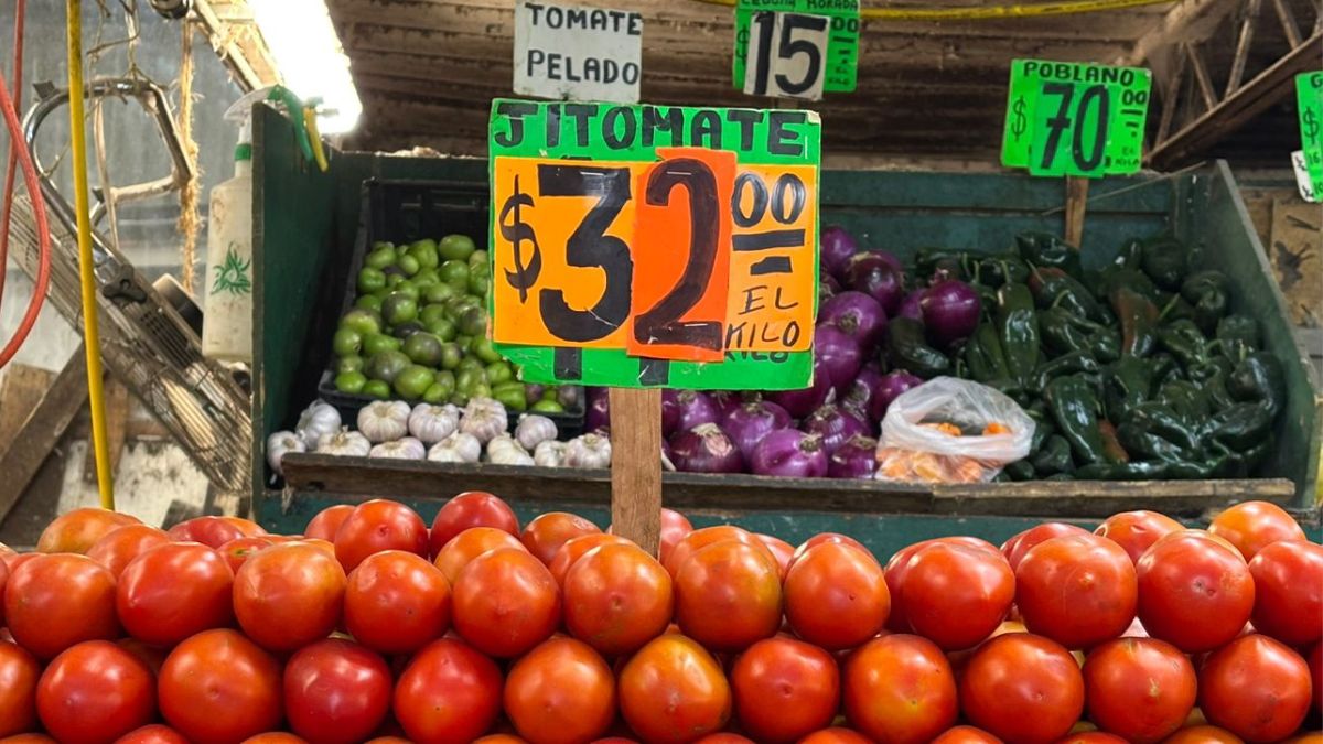 El precio de diferentes productos de la canasta básica para despensa como el jitomate, han incrementado en León. Así los costos en el Descargue Estrella.