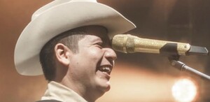 Remmy Valenzuela cantando una de sus famosas canciones para el público