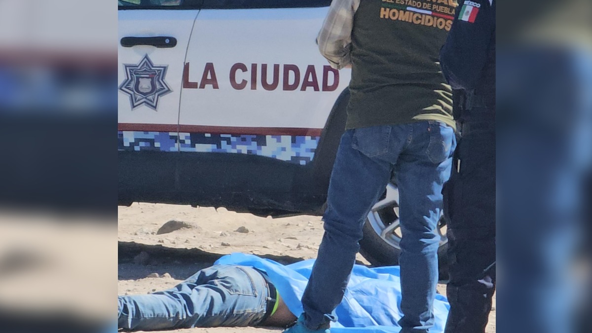 Policías municipales junto a hombre con manta azul encima
