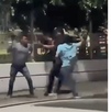 unos hombres peleando en una calle y una camioneta arrollando personas