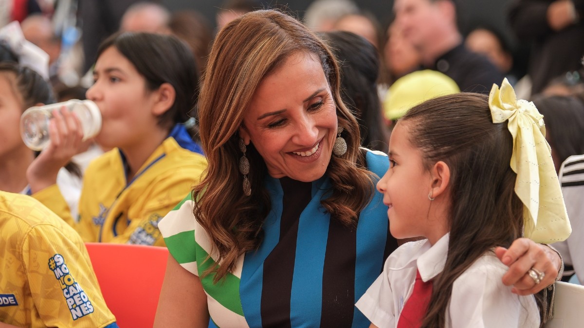 maestra platicando con alumno en escuela