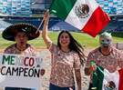 Afición celebra a la selección mexicana en el estadio Cuauhtémoc en Puebla