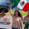 Afición celebra a la selección mexicana en el estadio Cuauhtémoc en Puebla
