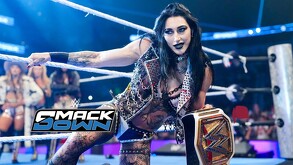 Rhea Ripley con el campeonato de WWE en un show de SmackDown.