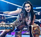 Rhea Ripley con el campeonato de WWE en un show de SmackDown.
