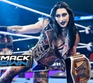 Rhea Ripley con el campeonato de WWE en un show de SmackDown.