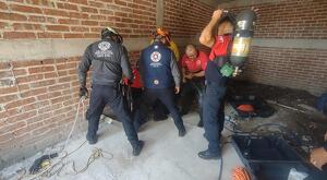 Bomberos acudieron al rescate de los hombres atrapados en un aljibe luego de ser alertados por vecinos de la zona en Duarte, León.