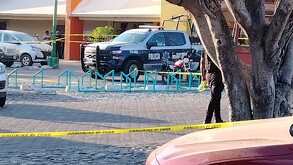 Localizan dos cuerpos en descomposición dentro de un auto en Plaza Caracol, Puerto Vallarta. El vehículo pertenece a dos repartidores reportados desaparecidos.