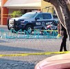 Localizan dos cuerpos en descomposición dentro de un auto en Plaza Caracol, Puerto Vallarta. El vehículo pertenece a dos repartidores reportados desaparecidos.
