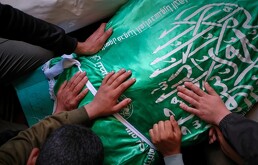 Líder militar de Hamás Izz al-Din al-Haddad siendo enterrado con la bandera de armas cubriendo su ataúd